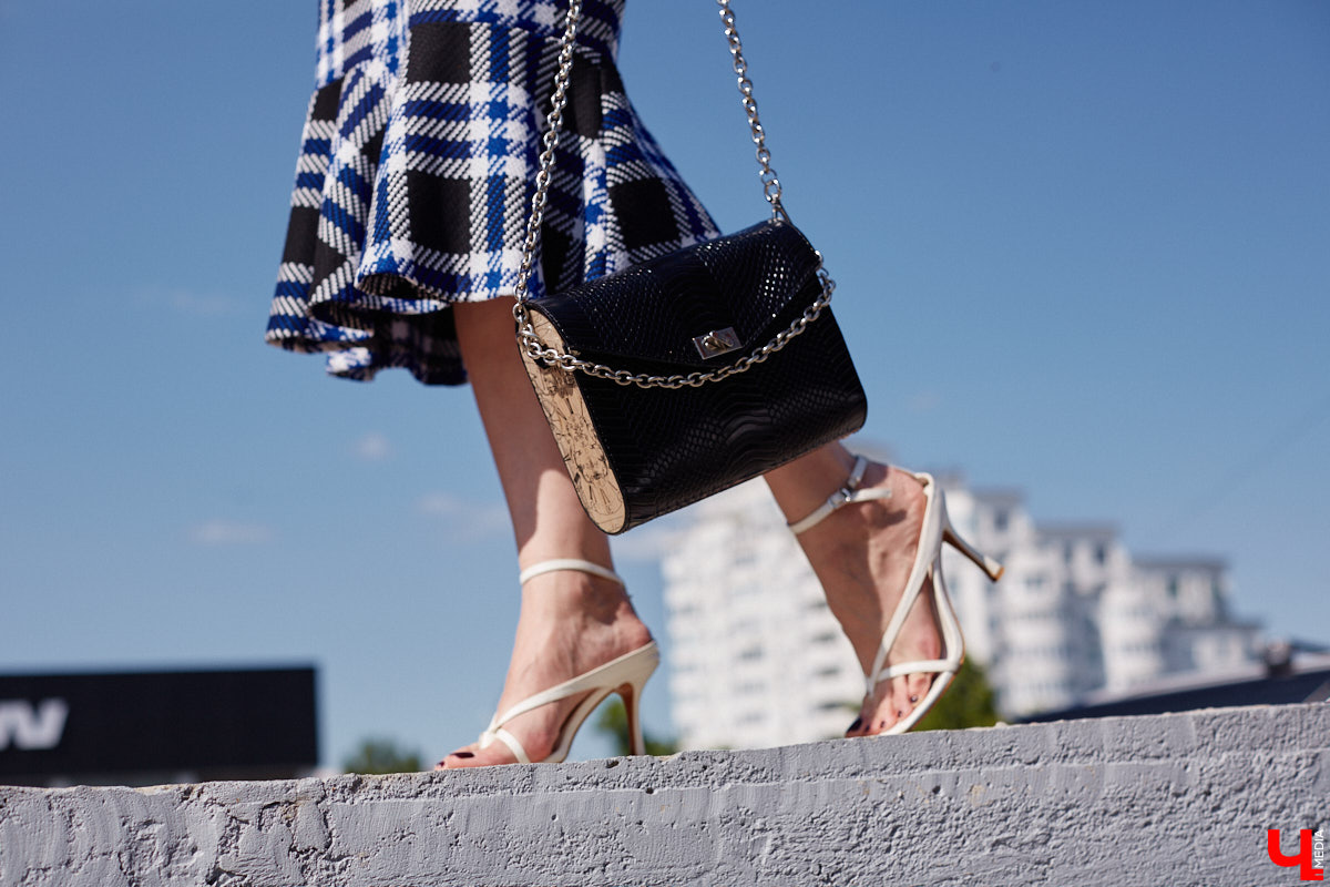 Ценники на вещи заставляют наши сердца стучать чаще, но, конечно, не от восторга. Впрочем, владимирскому стилисту Марине Соловьевой под силу собрать трендовый образ за копейки. И это не громкие слова. Эксперт продемонстрировала «Ключ-Медиа» три бюджетных образа с вещами из секонд-хенда.