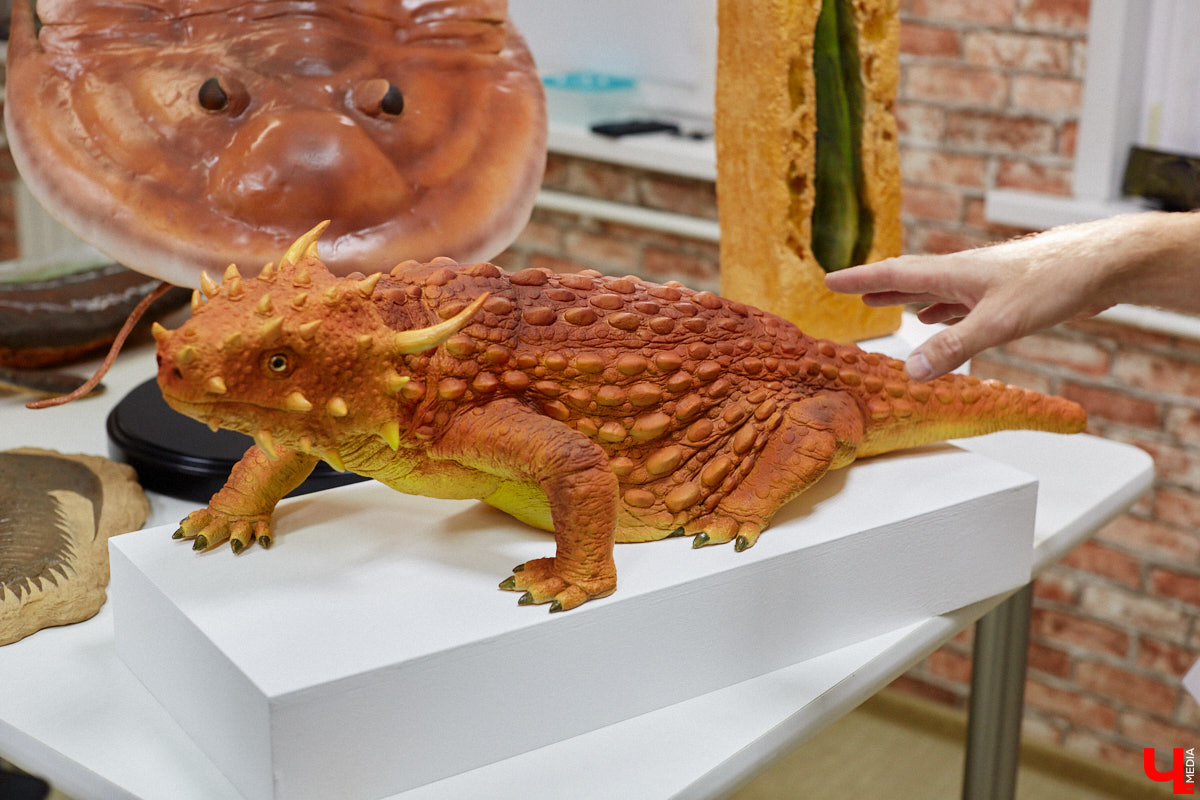 Динозавры не самые древние создания. Кто жил до них несколько сот миллионов лет назад на территории современной России, знает Алексей Логвиненко. Об этом он рассказывает в своем частном музее, где собрал не только макеты доисторических существ в натуральную величину, но и удивительных насекомых со всей планеты.