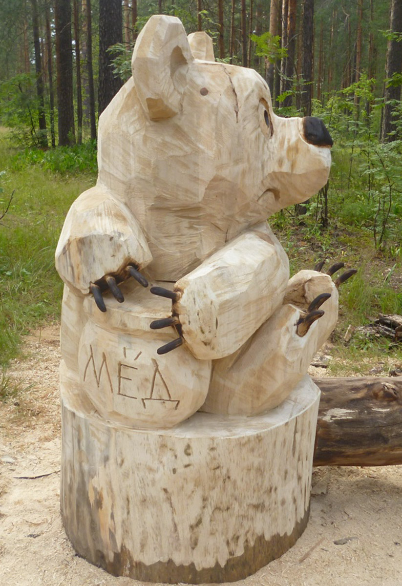 Попасть в сказку просто – достаточно доехать до Гусь-Хрустального и ступить на территорию местного парка. Там силами скульптора Игоря Володина и других мастеров поселились хорошо знакомые персонажи: Баба-яга, Змей Горыныч, богатыри. Всего более 120 героев! А недавно их соседями стали новые деревянные жители, причем прибывшие прямиком из СССР.