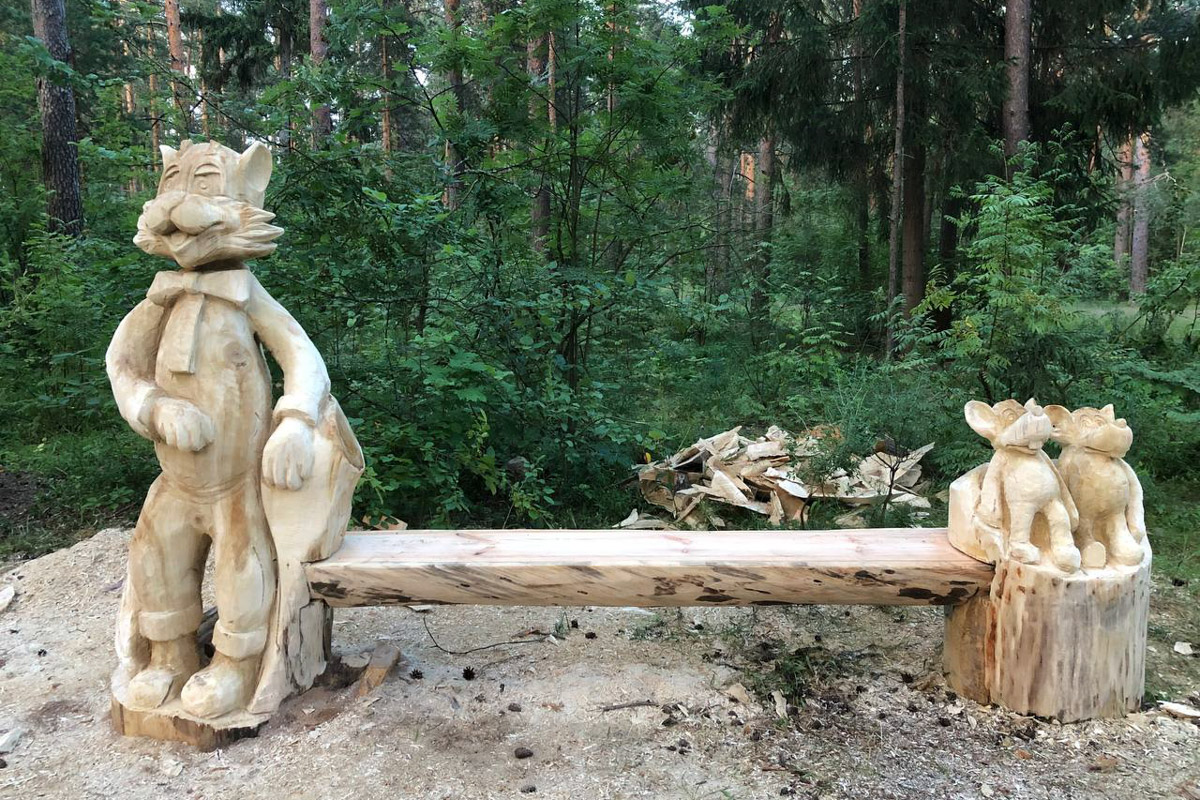 Попасть в сказку просто – достаточно доехать до Гусь-Хрустального и ступить на территорию местного парка. Там силами скульптора Игоря Володина и других мастеров поселились хорошо знакомые персонажи: Баба-яга, Змей Горыныч, богатыри. Всего более 120 героев! А недавно их соседями стали новые деревянные жители, причем прибывшие прямиком из СССР.