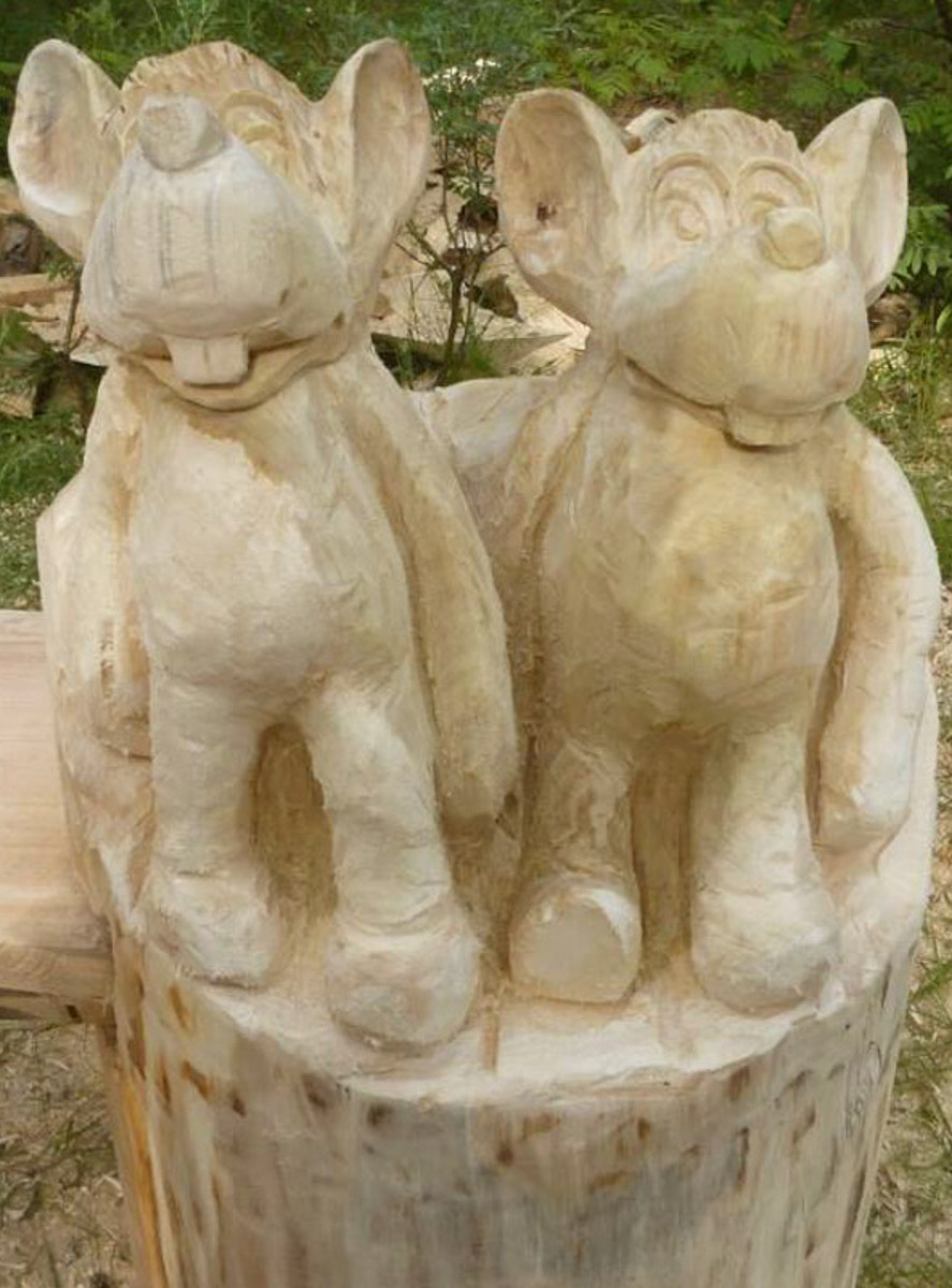 Попасть в сказку просто – достаточно доехать до Гусь-Хрустального и ступить на территорию местного парка. Там силами скульптора Игоря Володина и других мастеров поселились хорошо знакомые персонажи: Баба-яга, Змей Горыныч, богатыри. Всего более 120 героев! А недавно их соседями стали новые деревянные жители, причем прибывшие прямиком из СССР.