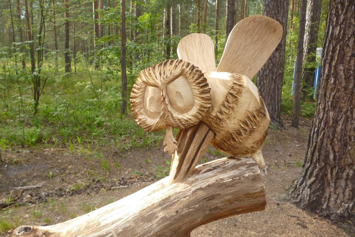 Попасть в сказку просто – достаточно доехать до Гусь-Хрустального и ступить на территорию местного парка. Там силами скульптора Игоря Володина и других мастеров поселились хорошо знакомые персонажи: Баба-яга, Змей Горыныч, богатыри. Всего более 120 героев! А недавно их соседями стали новые деревянные жители, причем прибывшие прямиком из СССР.