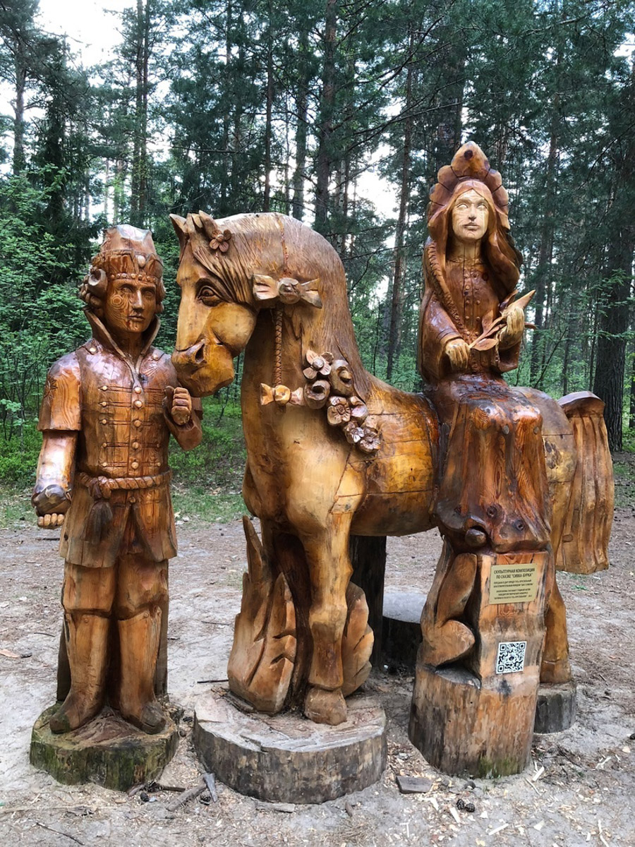 Попасть в сказку просто – достаточно доехать до Гусь-Хрустального и ступить на территорию местного парка. Там силами скульптора Игоря Володина и других мастеров поселились хорошо знакомые персонажи: Баба-яга, Змей Горыныч, богатыри. Всего более 120 героев! А недавно их соседями стали новые деревянные жители, причем прибывшие прямиком из СССР.