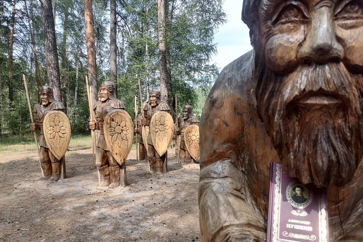 Попасть в сказку просто – достаточно доехать до Гусь-Хрустального и ступить на территорию местного парка. Там силами скульптора Игоря Володина и других мастеров поселились хорошо знакомые персонажи: Баба-яга, Змей Горыныч, богатыри. Всего более 120 героев! А недавно их соседями стали новые деревянные жители, причем прибывшие прямиком из СССР.