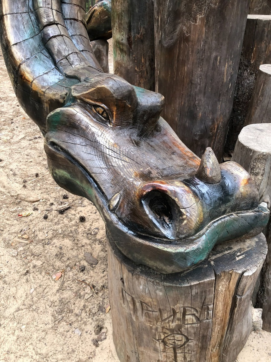 Попасть в сказку просто – достаточно доехать до Гусь-Хрустального и ступить на территорию местного парка. Там силами скульптора Игоря Володина и других мастеров поселились хорошо знакомые персонажи: Баба-яга, Змей Горыныч, богатыри. Всего более 120 героев! А недавно их соседями стали новые деревянные жители, причем прибывшие прямиком из СССР.