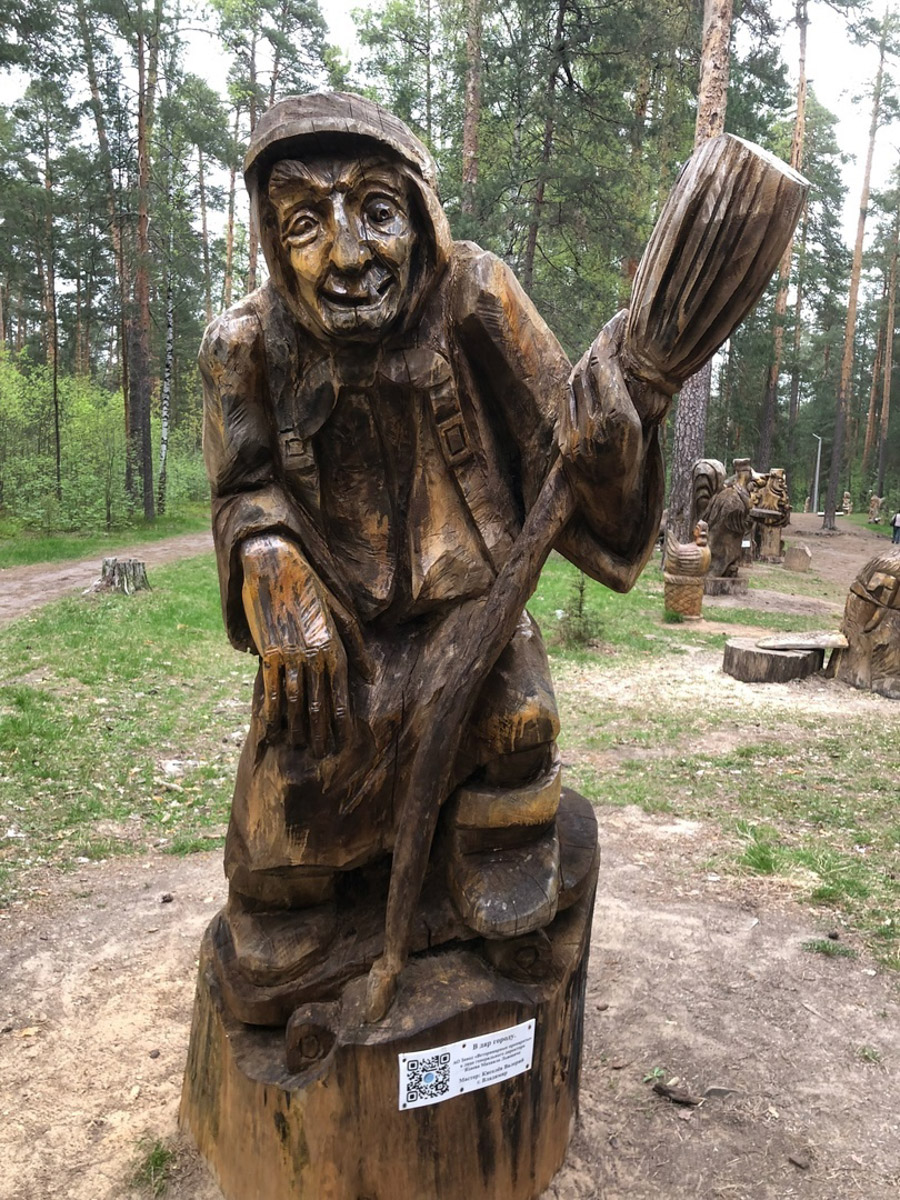 Попасть в сказку просто – достаточно доехать до Гусь-Хрустального и ступить на территорию местного парка. Там силами скульптора Игоря Володина и других мастеров поселились хорошо знакомые персонажи: Баба-яга, Змей Горыныч, богатыри. Всего более 120 героев! А недавно их соседями стали новые деревянные жители, причем прибывшие прямиком из СССР.