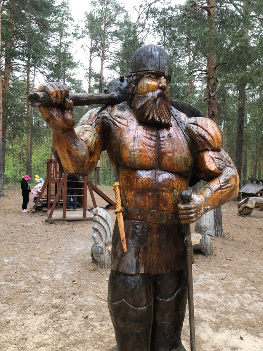 Попасть в сказку просто – достаточно доехать до Гусь-Хрустального и ступить на территорию местного парка. Там силами скульптора Игоря Володина и других мастеров поселились хорошо знакомые персонажи: Баба-яга, Змей Горыныч, богатыри. Всего более 120 героев! А недавно их соседями стали новые деревянные жители, причем прибывшие прямиком из СССР.