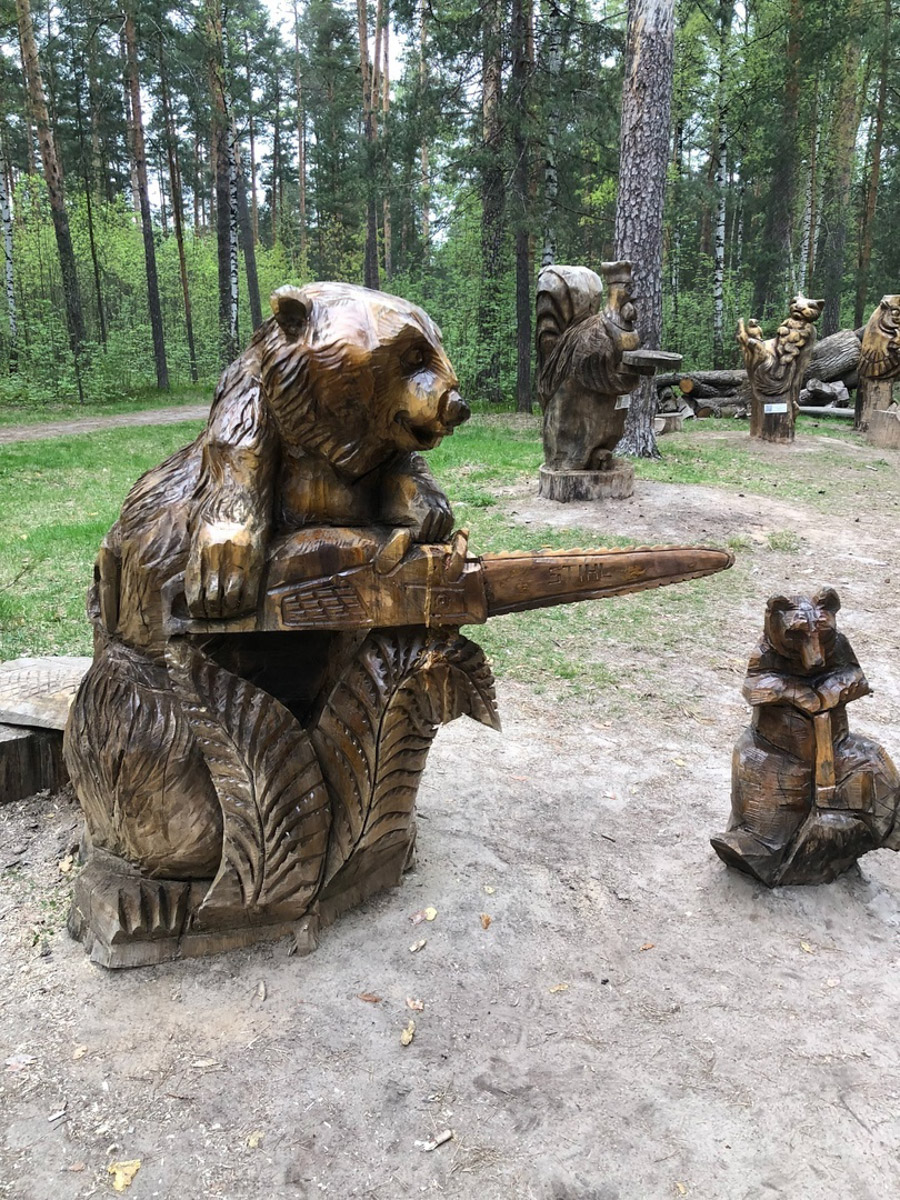 Попасть в сказку просто – достаточно доехать до Гусь-Хрустального и ступить на территорию местного парка. Там силами скульптора Игоря Володина и других мастеров поселились хорошо знакомые персонажи: Баба-яга, Змей Горыныч, богатыри. Всего более 120 героев! А недавно их соседями стали новые деревянные жители, причем прибывшие прямиком из СССР.