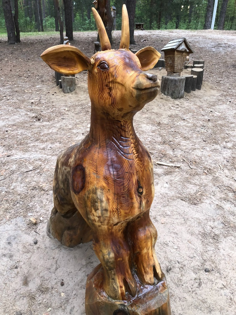 Попасть в сказку просто – достаточно доехать до Гусь-Хрустального и ступить на территорию местного парка. Там силами скульптора Игоря Володина и других мастеров поселились хорошо знакомые персонажи: Баба-яга, Змей Горыныч, богатыри. Всего более 120 героев! А недавно их соседями стали новые деревянные жители, причем прибывшие прямиком из СССР.