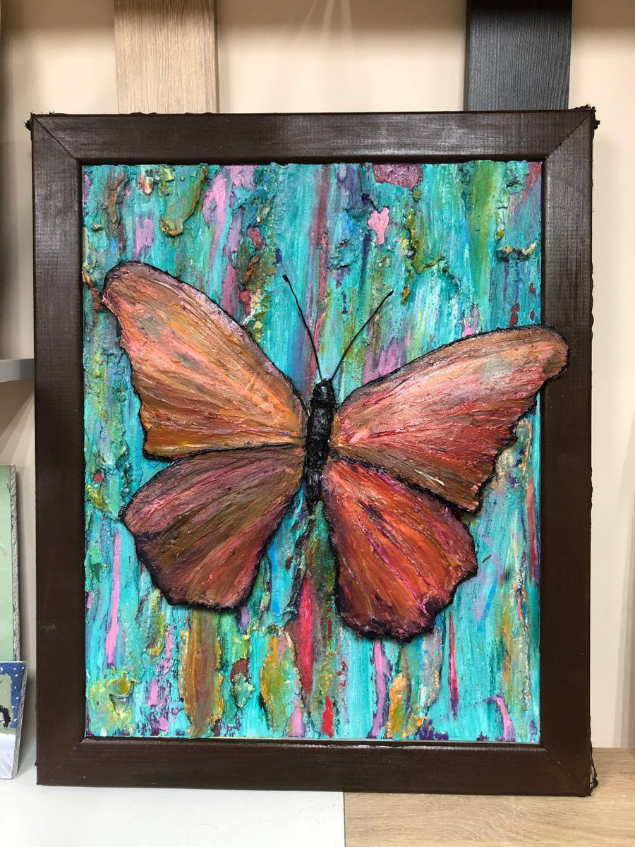 Попасть в сказку просто – достаточно доехать до Гусь-Хрустального и ступить на территорию местного парка. Там силами скульптора Игоря Володина и других мастеров поселились хорошо знакомые персонажи: Баба-яга, Змей Горыныч, богатыри. Всего более 120 героев! А недавно их соседями стали новые деревянные жители, причем прибывшие прямиком из СССР.