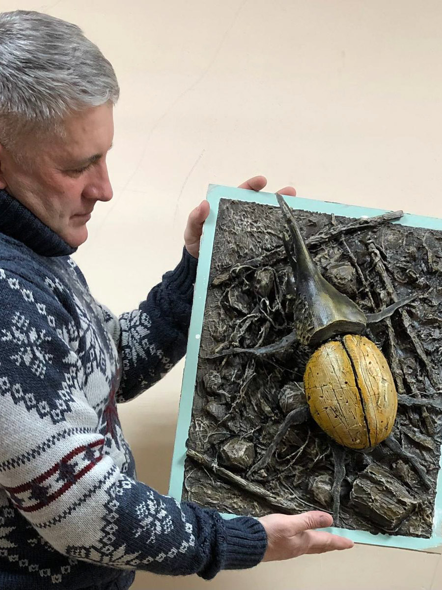 Попасть в сказку просто – достаточно доехать до Гусь-Хрустального и ступить на территорию местного парка. Там силами скульптора Игоря Володина и других мастеров поселились хорошо знакомые персонажи: Баба-яга, Змей Горыныч, богатыри. Всего более 120 героев! А недавно их соседями стали новые деревянные жители, причем прибывшие прямиком из СССР.