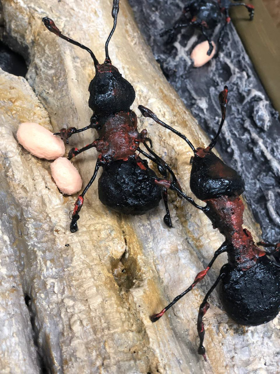 Попасть в сказку просто – достаточно доехать до Гусь-Хрустального и ступить на территорию местного парка. Там силами скульптора Игоря Володина и других мастеров поселились хорошо знакомые персонажи: Баба-яга, Змей Горыныч, богатыри. Всего более 120 героев! А недавно их соседями стали новые деревянные жители, причем прибывшие прямиком из СССР.