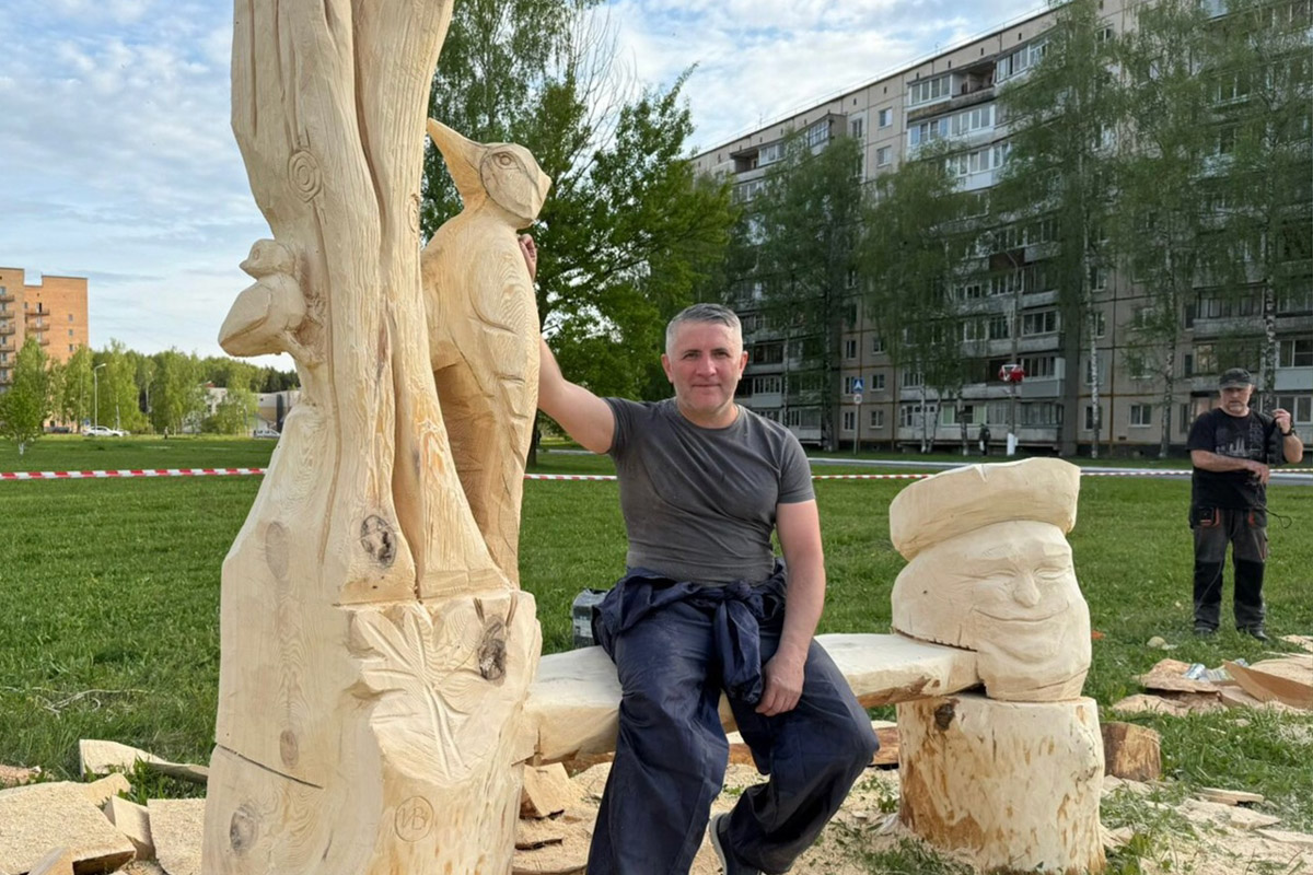 Попасть в сказку просто – достаточно доехать до Гусь-Хрустального и ступить на территорию местного парка. Там силами скульптора Игоря Володина и других мастеров поселились хорошо знакомые персонажи: Баба-яга, Змей Горыныч, богатыри. Всего более 120 героев! А недавно их соседями стали новые деревянные жители, причем прибывшие прямиком из СССР.