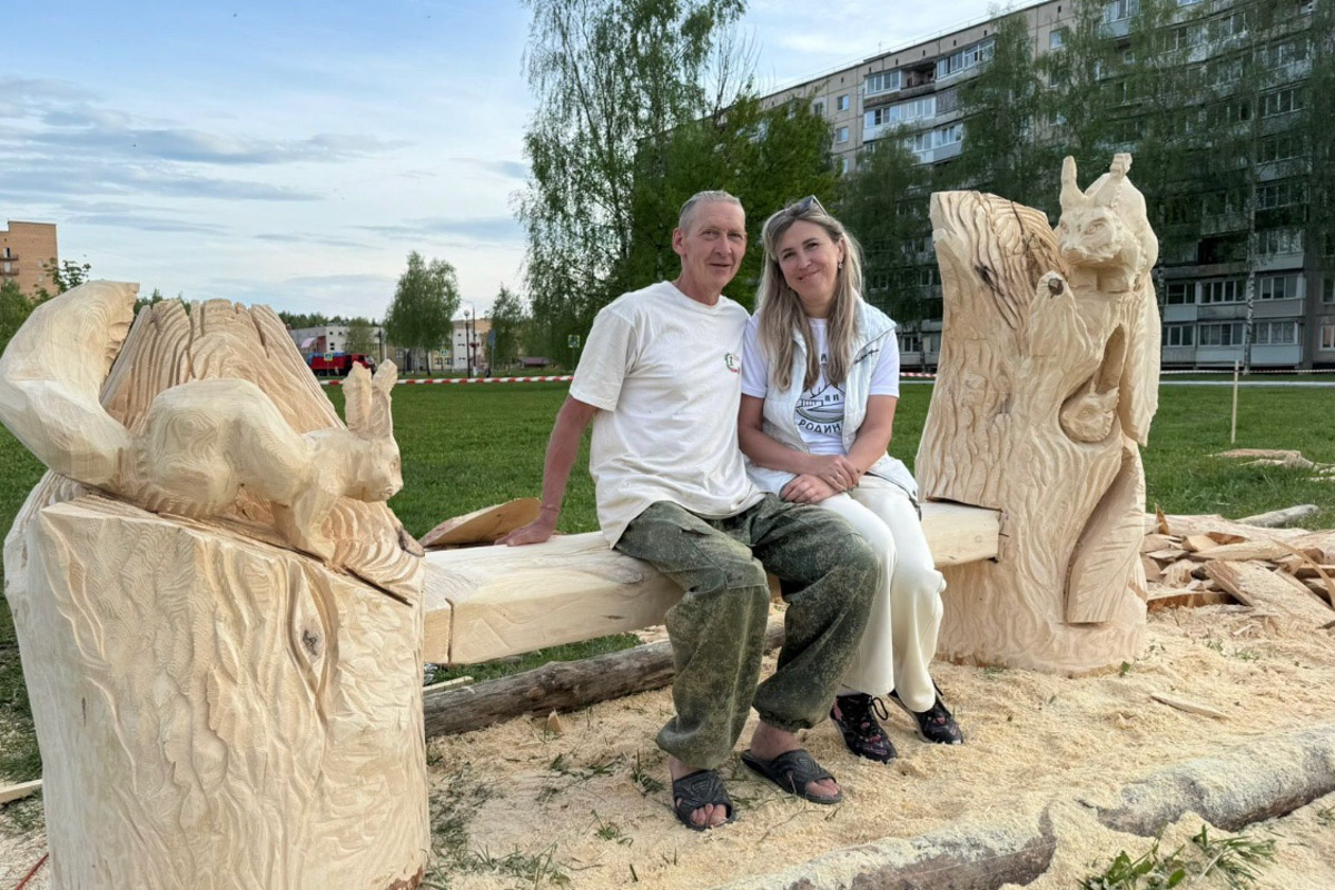 Попасть в сказку просто – достаточно доехать до Гусь-Хрустального и ступить на территорию местного парка. Там силами скульптора Игоря Володина и других мастеров поселились хорошо знакомые персонажи: Баба-яга, Змей Горыныч, богатыри. Всего более 120 героев! А недавно их соседями стали новые деревянные жители, причем прибывшие прямиком из СССР.