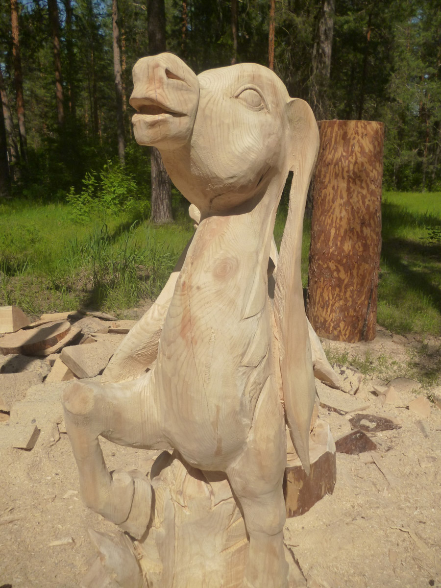 Попасть в сказку просто – достаточно доехать до Гусь-Хрустального и ступить на территорию местного парка. Там силами скульптора Игоря Володина и других мастеров поселились хорошо знакомые персонажи: Баба-яга, Змей Горыныч, богатыри. Всего более 120 героев! А недавно их соседями стали новые деревянные жители, причем прибывшие прямиком из СССР.