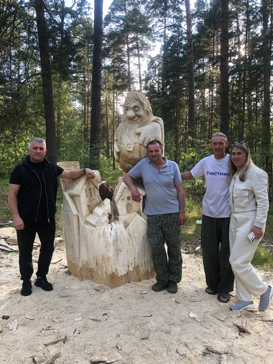 Попасть в сказку просто – достаточно доехать до Гусь-Хрустального и ступить на территорию местного парка. Там силами скульптора Игоря Володина и других мастеров поселились хорошо знакомые персонажи: Баба-яга, Змей Горыныч, богатыри. Всего более 120 героев! А недавно их соседями стали новые деревянные жители, причем прибывшие прямиком из СССР.