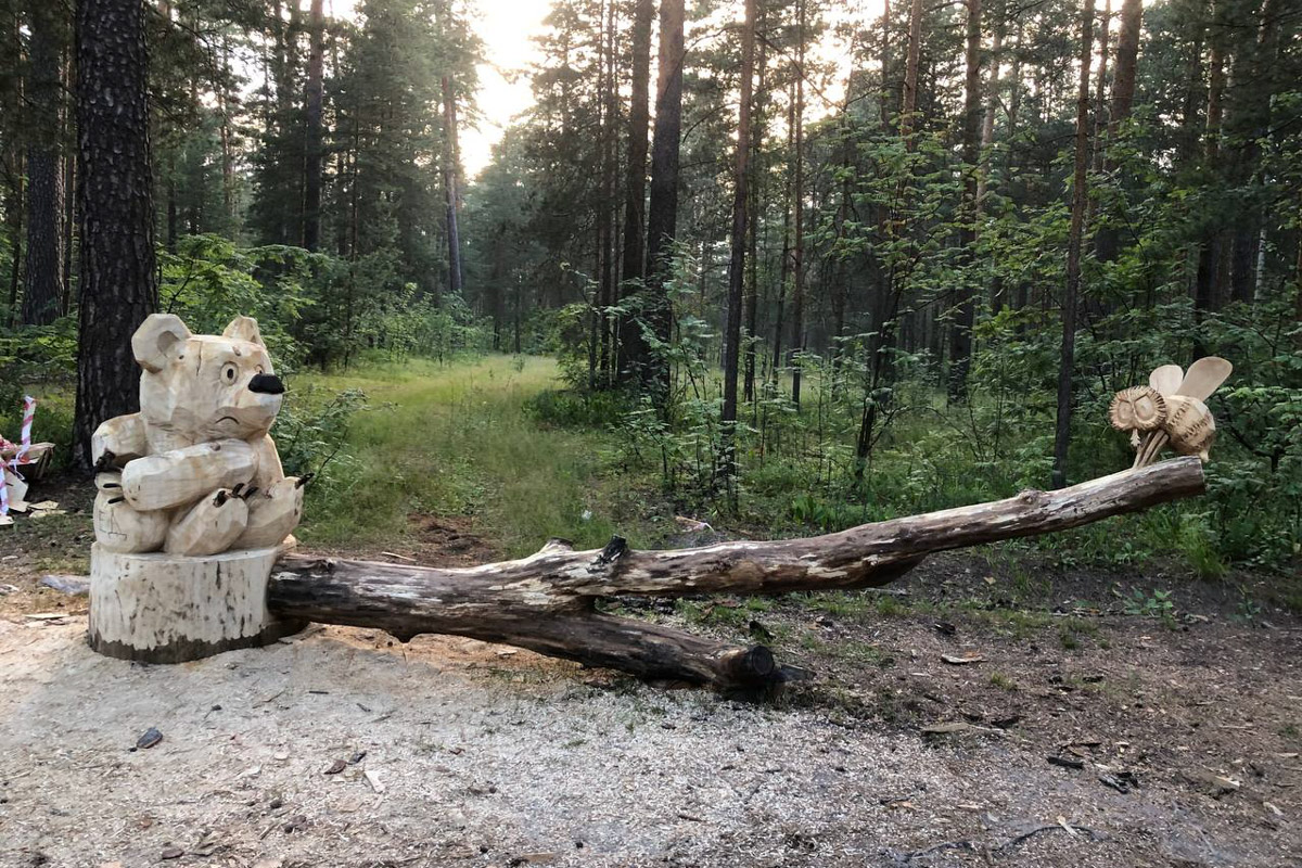 Попасть в сказку просто – достаточно доехать до Гусь-Хрустального и ступить на территорию местного парка. Там силами скульптора Игоря Володина и других мастеров поселились хорошо знакомые персонажи: Баба-яга, Змей Горыныч, богатыри. Всего более 120 героев! А недавно их соседями стали новые деревянные жители, причем прибывшие прямиком из СССР.