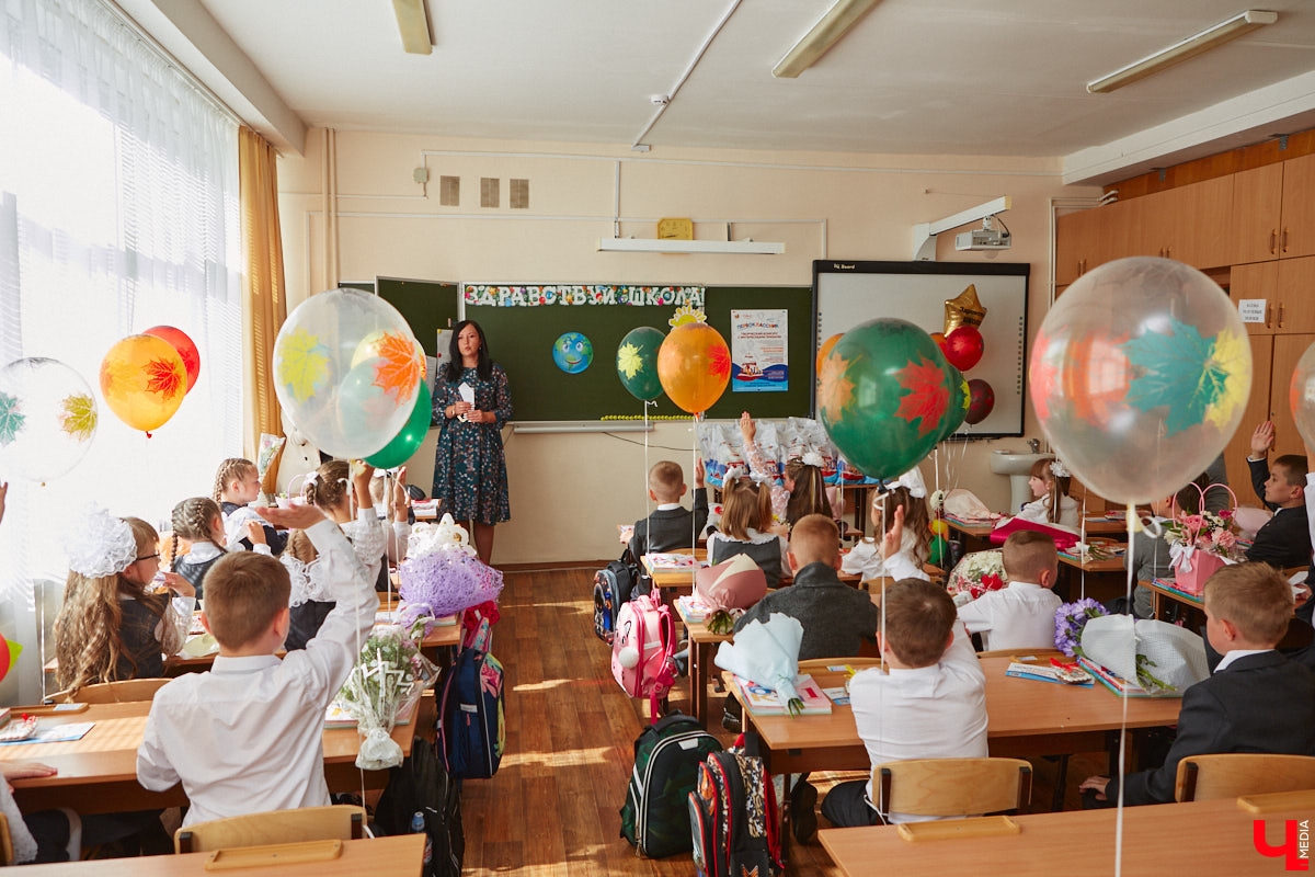 Несмотря на каникулы, школьная тема уверенно держится в топе интернет-обсуждений. Пока у детей каникулы, взрослые решают, в каком режиме их дочки и сыночки пойдут учиться с 1 сентября. Владимирская область собирается перейти на триместровую систему: пять недель усердных занятий будут чередоваться с выходной семидневкой. Что это принесет на практике и как к новшеству относятся педагоги и родители, узнал «Ключ-Медиа».