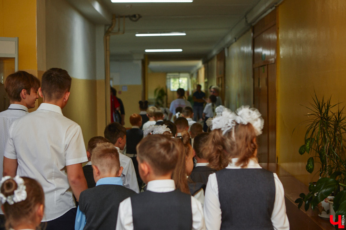 Несмотря на каникулы, школьная тема уверенно держится в топе интернет-обсуждений. Пока у детей каникулы, взрослые решают, в каком режиме их дочки и сыночки пойдут учиться с 1 сентября. Владимирская область собирается перейти на триместровую систему: пять недель усердных занятий будут чередоваться с выходной семидневкой. Что это принесет на практике и как к новшеству относятся педагоги и родители, узнал «Ключ-Медиа».