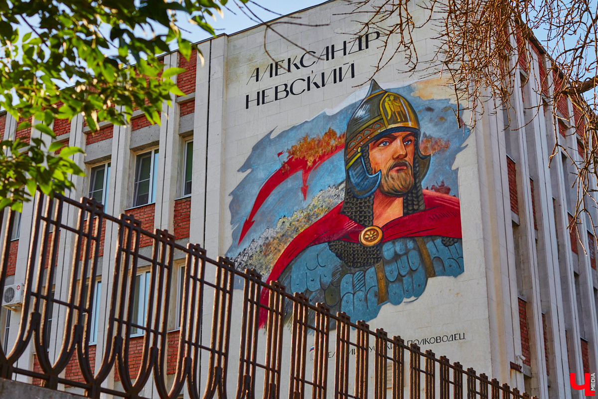 Несмотря на каникулы, школьная тема уверенно держится в топе интернет-обсуждений. Пока у детей каникулы, взрослые решают, в каком режиме их дочки и сыночки пойдут учиться с 1 сентября. Владимирская область собирается перейти на триместровую систему: пять недель усердных занятий будут чередоваться с выходной семидневкой. Что это принесет на практике и как к новшеству относятся педагоги и родители, узнал «Ключ-Медиа».