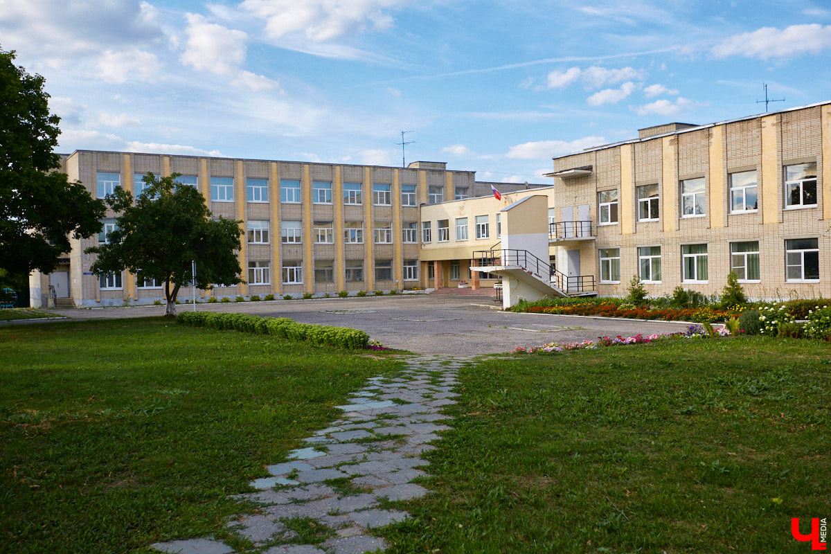 Несмотря на каникулы, школьная тема уверенно держится в топе интернет-обсуждений. Пока у детей каникулы, взрослые решают, в каком режиме их дочки и сыночки пойдут учиться с 1 сентября. Владимирская область собирается перейти на триместровую систему: пять недель усердных занятий будут чередоваться с выходной семидневкой. Что это принесет на практике и как к новшеству относятся педагоги и родители, узнал «Ключ-Медиа».