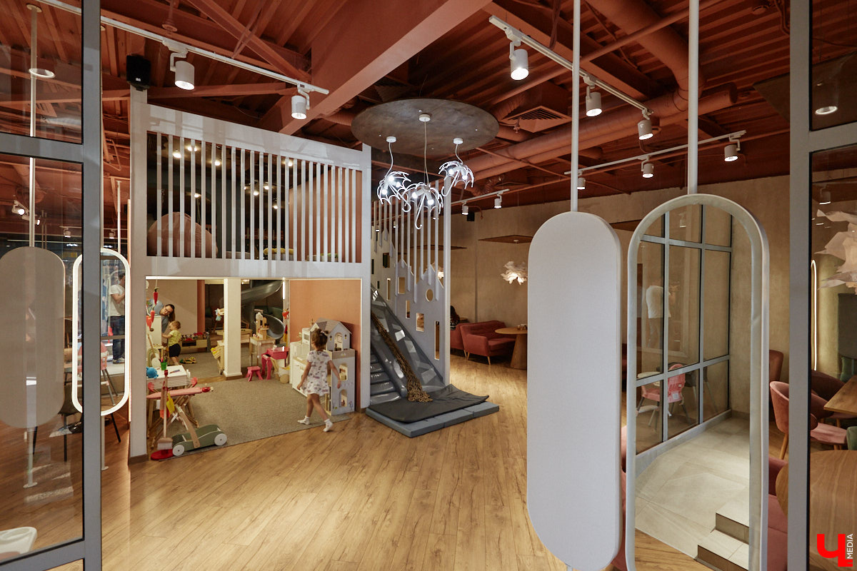 Владимир — город, который регулярно радует жителей и гостей новыми интересными открытиями. Что особенно приятно, в нем появляются современные заведения, где можно комфортно провести время с детьми. Такое семейное кафе «Мэри Поппинс» находится в самом центре Владимира. В формате kid-friendly* оно предлагает гостям не только вкусную еду и развлечения для маленьких посетителей, но и приятные впечатления от отдыха в кругу родных и близких.