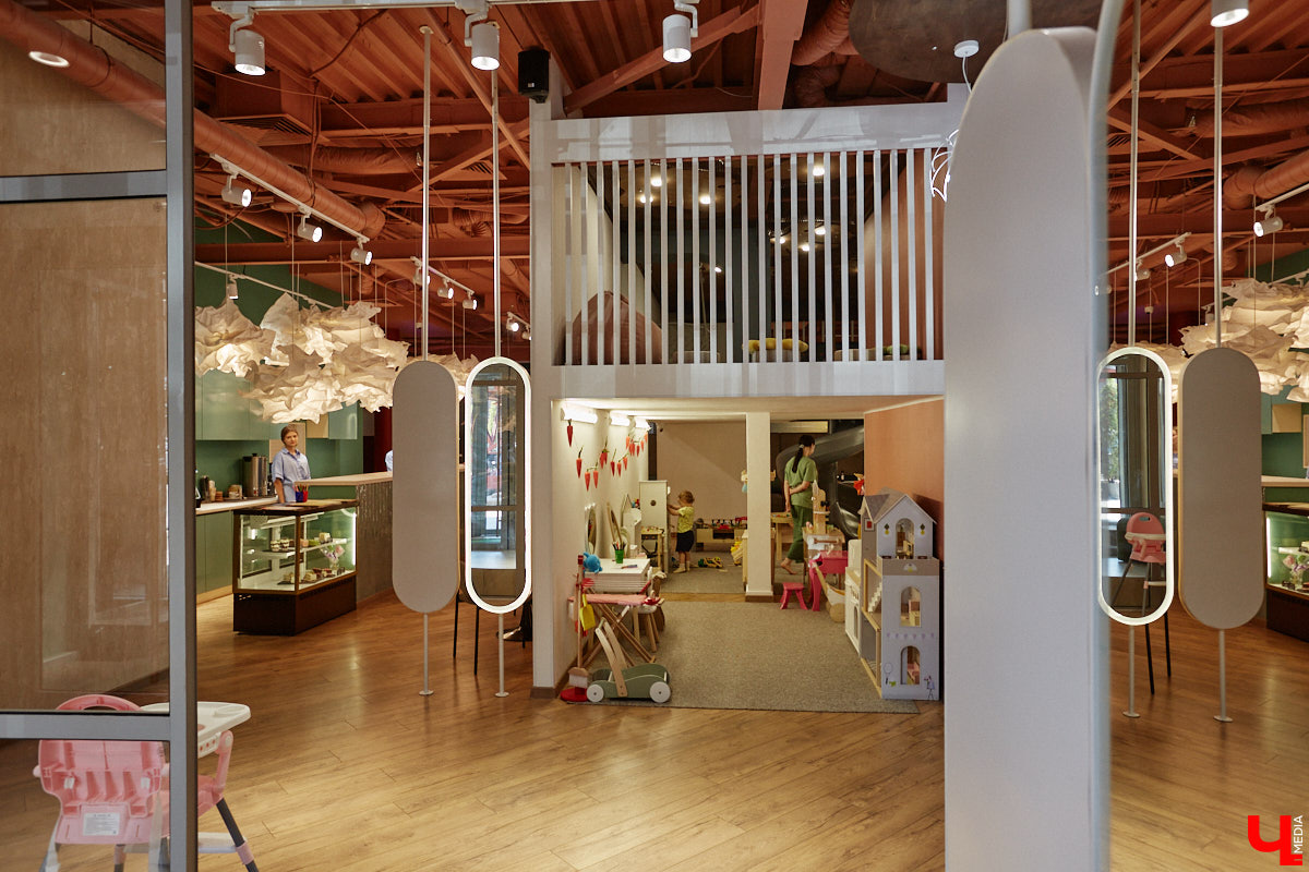 Владимир — город, который регулярно радует жителей и гостей новыми интересными открытиями. Что особенно приятно, в нем появляются современные заведения, где можно комфортно провести время с детьми. Такое семейное кафе «Мэри Поппинс» находится в самом центре Владимира. В формате kid-friendly* оно предлагает гостям не только вкусную еду и развлечения для маленьких посетителей, но и приятные впечатления от отдыха в кругу родных и близких.