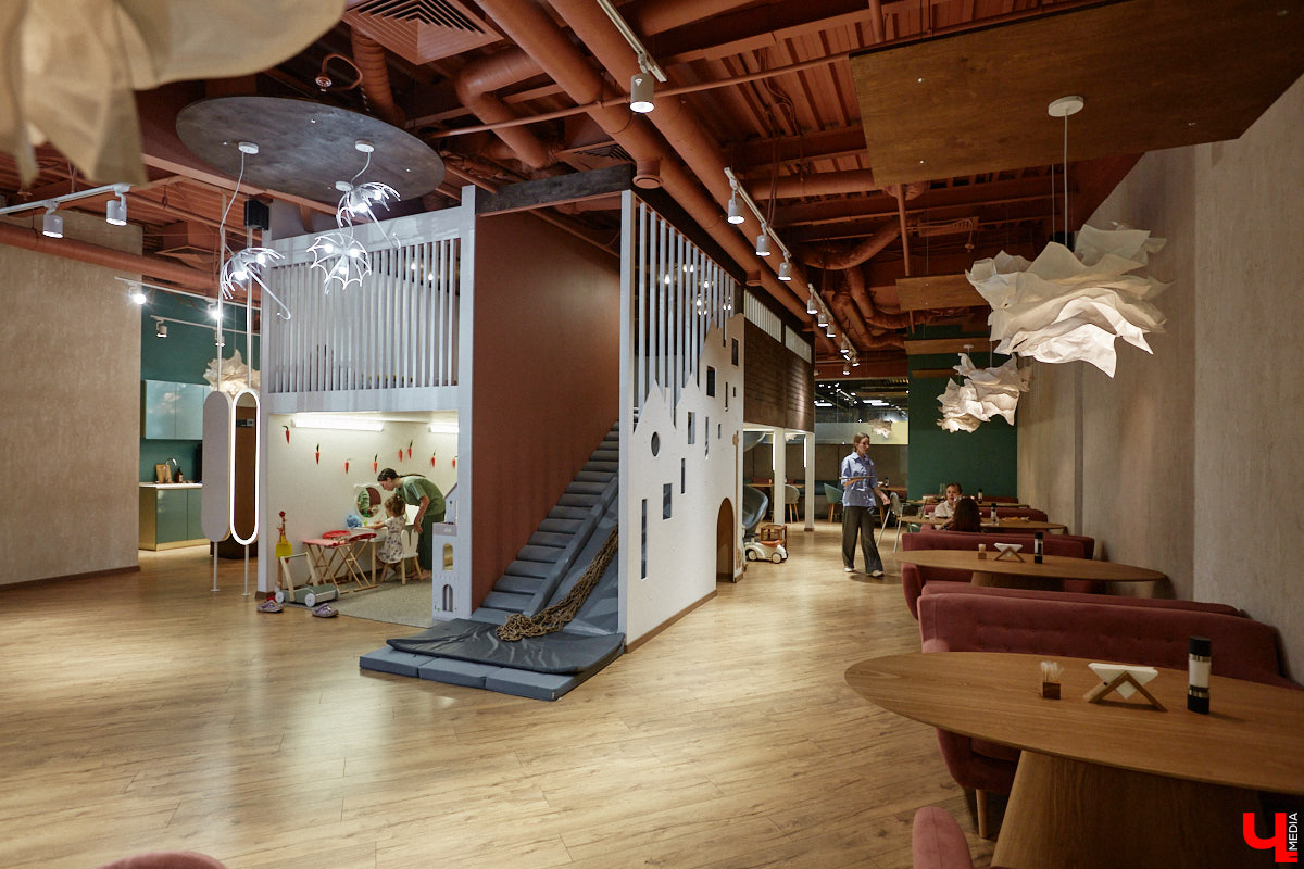 Владимир — город, который регулярно радует жителей и гостей новыми интересными открытиями. Что особенно приятно, в нем появляются современные заведения, где можно комфортно провести время с детьми. Такое семейное кафе «Мэри Поппинс» находится в самом центре Владимира. В формате kid-friendly* оно предлагает гостям не только вкусную еду и развлечения для маленьких посетителей, но и приятные впечатления от отдыха в кругу родных и близких.