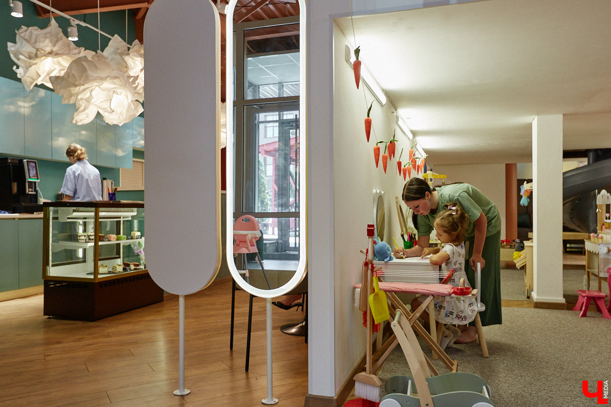 Владимир — город, который регулярно радует жителей и гостей новыми интересными открытиями. Что особенно приятно, в нем появляются современные заведения, где можно комфортно провести время с детьми. Такое семейное кафе «Мэри Поппинс» находится в самом центре Владимира. В формате kid-friendly* оно предлагает гостям не только вкусную еду и развлечения для маленьких посетителей, но и приятные впечатления от отдыха в кругу родных и близких.