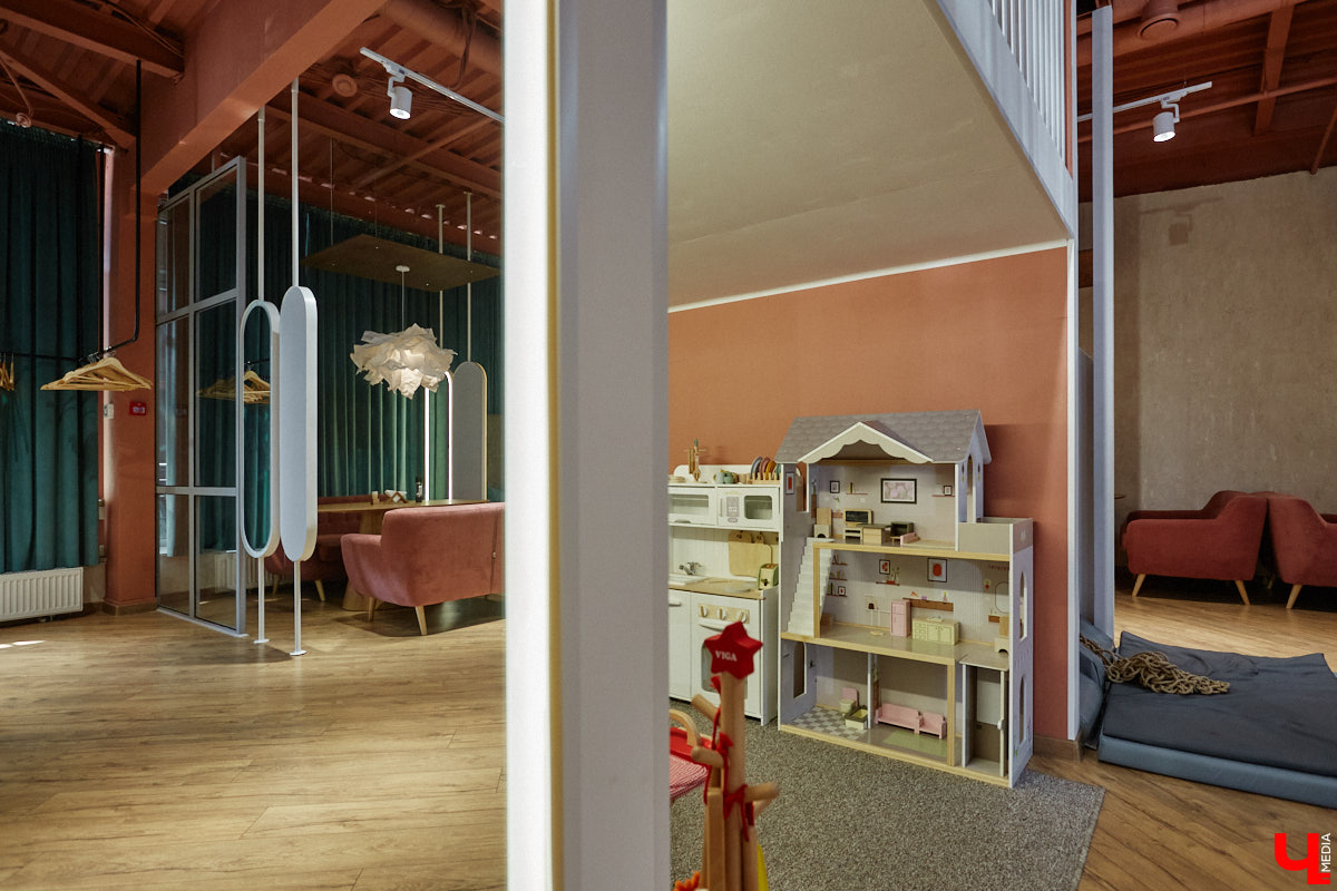 Владимир — город, который регулярно радует жителей и гостей новыми интересными открытиями. Что особенно приятно, в нем появляются современные заведения, где можно комфортно провести время с детьми. Такое семейное кафе «Мэри Поппинс» находится в самом центре Владимира. В формате kid-friendly* оно предлагает гостям не только вкусную еду и развлечения для маленьких посетителей, но и приятные впечатления от отдыха в кругу родных и близких.