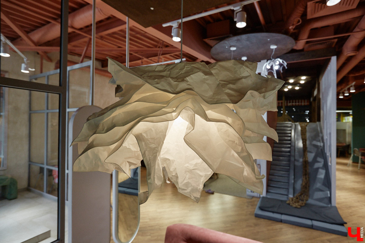 Владимир — город, который регулярно радует жителей и гостей новыми интересными открытиями. Что особенно приятно, в нем появляются современные заведения, где можно комфортно провести время с детьми. Такое семейное кафе «Мэри Поппинс» находится в самом центре Владимира. В формате kid-friendly* оно предлагает гостям не только вкусную еду и развлечения для маленьких посетителей, но и приятные впечатления от отдыха в кругу родных и близких.