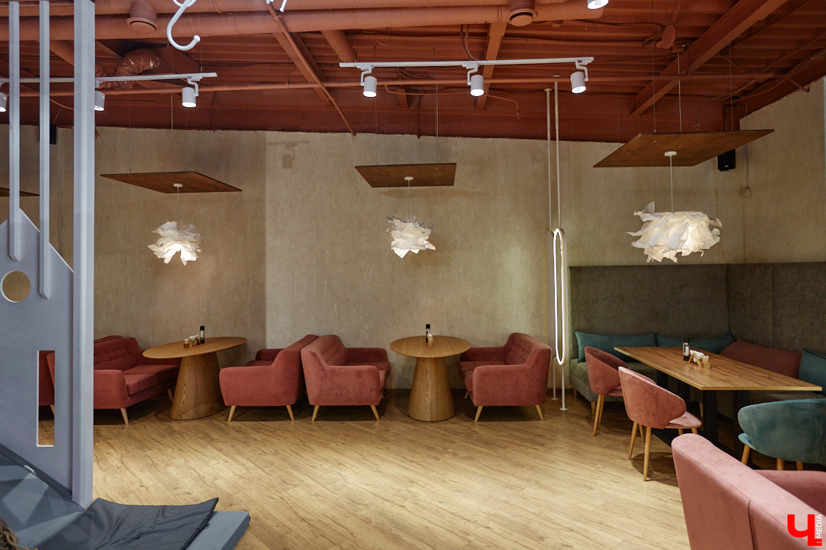 Владимир — город, который регулярно радует жителей и гостей новыми интересными открытиями. Что особенно приятно, в нем появляются современные заведения, где можно комфортно провести время с детьми. Такое семейное кафе «Мэри Поппинс» находится в самом центре Владимира. В формате kid-friendly* оно предлагает гостям не только вкусную еду и развлечения для маленьких посетителей, но и приятные впечатления от отдыха в кругу родных и близких.