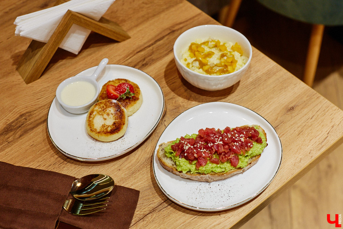 Владимир — город, который регулярно радует жителей и гостей новыми интересными открытиями. Что особенно приятно, в нем появляются современные заведения, где можно комфортно провести время с детьми. Такое семейное кафе «Мэри Поппинс» находится в самом центре Владимира. В формате kid-friendly* оно предлагает гостям не только вкусную еду и развлечения для маленьких посетителей, но и приятные впечатления от отдыха в кругу родных и близких.