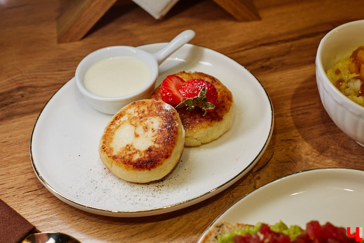 Владимир — город, который регулярно радует жителей и гостей новыми интересными открытиями. Что особенно приятно, в нем появляются современные заведения, где можно комфортно провести время с детьми. Такое семейное кафе «Мэри Поппинс» находится в самом центре Владимира. В формате kid-friendly* оно предлагает гостям не только вкусную еду и развлечения для маленьких посетителей, но и приятные впечатления от отдыха в кругу родных и близких.