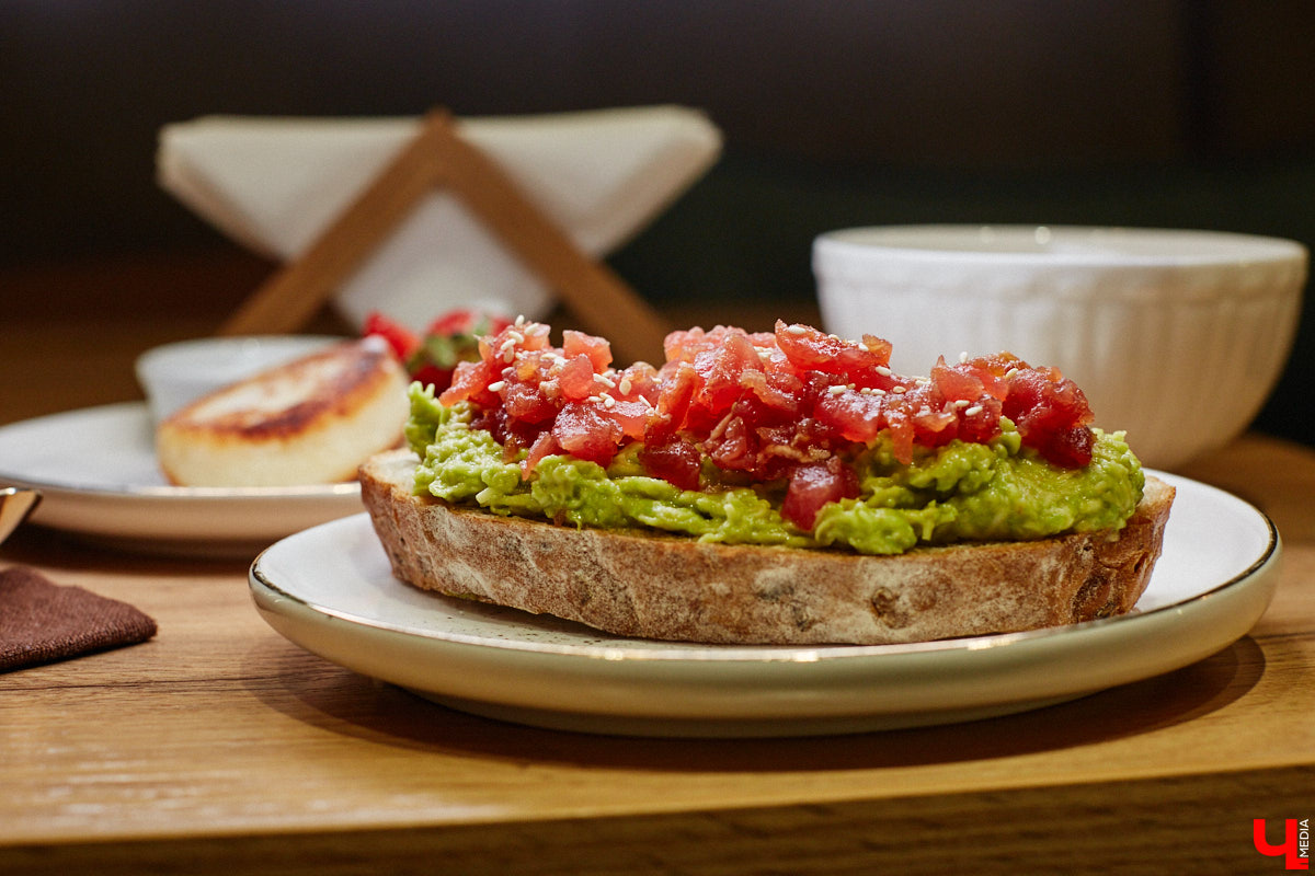 Владимир — город, который регулярно радует жителей и гостей новыми интересными открытиями. Что особенно приятно, в нем появляются современные заведения, где можно комфортно провести время с детьми. Такое семейное кафе «Мэри Поппинс» находится в самом центре Владимира. В формате kid-friendly* оно предлагает гостям не только вкусную еду и развлечения для маленьких посетителей, но и приятные впечатления от отдыха в кругу родных и близких.