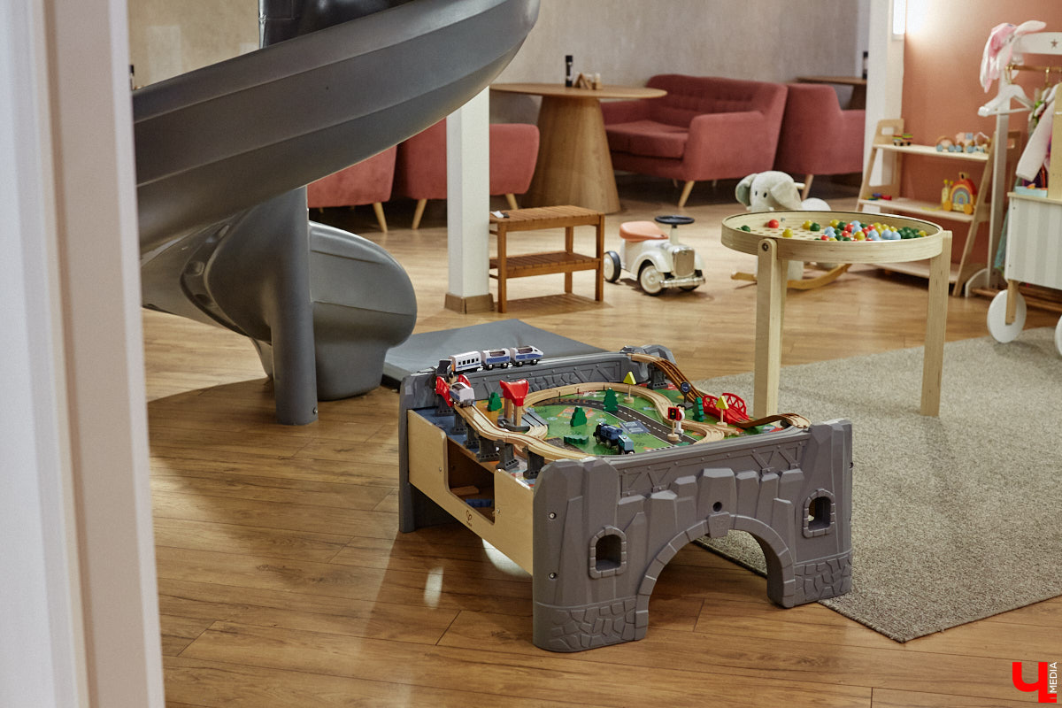 Владимир — город, который регулярно радует жителей и гостей новыми интересными открытиями. Что особенно приятно, в нем появляются современные заведения, где можно комфортно провести время с детьми. Такое семейное кафе «Мэри Поппинс» находится в самом центре Владимира. В формате kid-friendly* оно предлагает гостям не только вкусную еду и развлечения для маленьких посетителей, но и приятные впечатления от отдыха в кругу родных и близких.