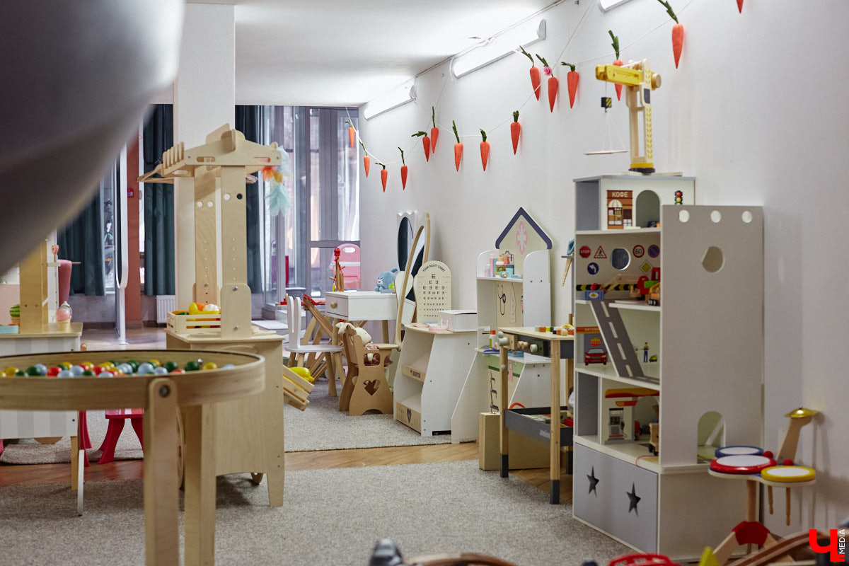 Владимир — город, который регулярно радует жителей и гостей новыми интересными открытиями. Что особенно приятно, в нем появляются современные заведения, где можно комфортно провести время с детьми. Такое семейное кафе «Мэри Поппинс» находится в самом центре Владимира. В формате kid-friendly* оно предлагает гостям не только вкусную еду и развлечения для маленьких посетителей, но и приятные впечатления от отдыха в кругу родных и близких.