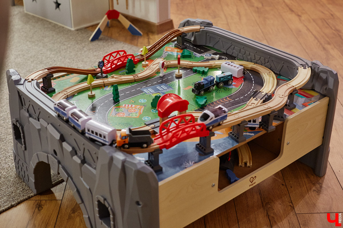 Владимир — город, который регулярно радует жителей и гостей новыми интересными открытиями. Что особенно приятно, в нем появляются современные заведения, где можно комфортно провести время с детьми. Такое семейное кафе «Мэри Поппинс» находится в самом центре Владимира. В формате kid-friendly* оно предлагает гостям не только вкусную еду и развлечения для маленьких посетителей, но и приятные впечатления от отдыха в кругу родных и близких.