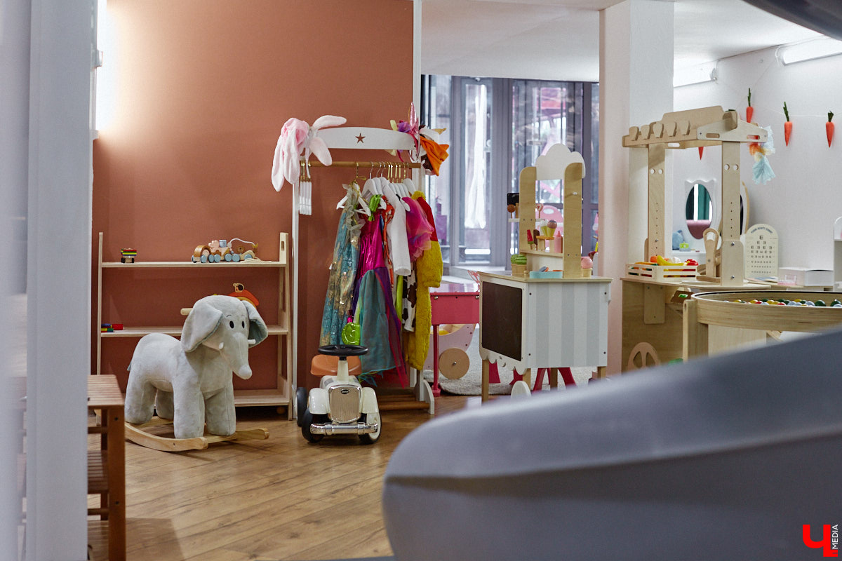 Владимир — город, который регулярно радует жителей и гостей новыми интересными открытиями. Что особенно приятно, в нем появляются современные заведения, где можно комфортно провести время с детьми. Такое семейное кафе «Мэри Поппинс» находится в самом центре Владимира. В формате kid-friendly* оно предлагает гостям не только вкусную еду и развлечения для маленьких посетителей, но и приятные впечатления от отдыха в кругу родных и близких.