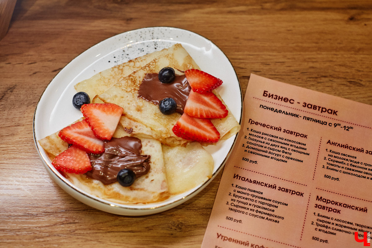 Владимир — город, который регулярно радует жителей и гостей новыми интересными открытиями. Что особенно приятно, в нем появляются современные заведения, где можно комфортно провести время с детьми. Такое семейное кафе «Мэри Поппинс» находится в самом центре Владимира. В формате kid-friendly* оно предлагает гостям не только вкусную еду и развлечения для маленьких посетителей, но и приятные впечатления от отдыха в кругу родных и близких.