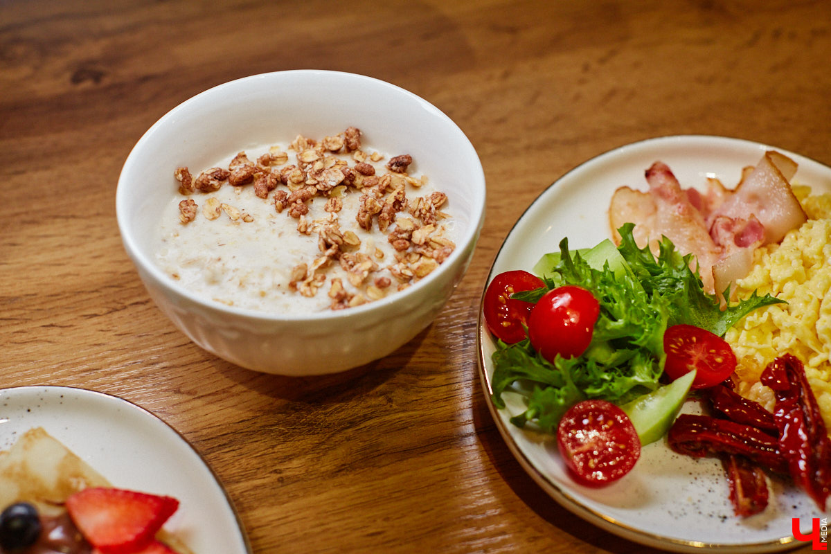 Владимир — город, который регулярно радует жителей и гостей новыми интересными открытиями. Что особенно приятно, в нем появляются современные заведения, где можно комфортно провести время с детьми. Такое семейное кафе «Мэри Поппинс» находится в самом центре Владимира. В формате kid-friendly* оно предлагает гостям не только вкусную еду и развлечения для маленьких посетителей, но и приятные впечатления от отдыха в кругу родных и близких.