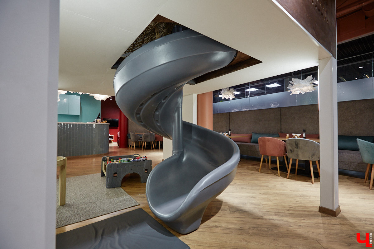 Владимир — город, который регулярно радует жителей и гостей новыми интересными открытиями. Что особенно приятно, в нем появляются современные заведения, где можно комфортно провести время с детьми. Такое семейное кафе «Мэри Поппинс» находится в самом центре Владимира. В формате kid-friendly* оно предлагает гостям не только вкусную еду и развлечения для маленьких посетителей, но и приятные впечатления от отдыха в кругу родных и близких.