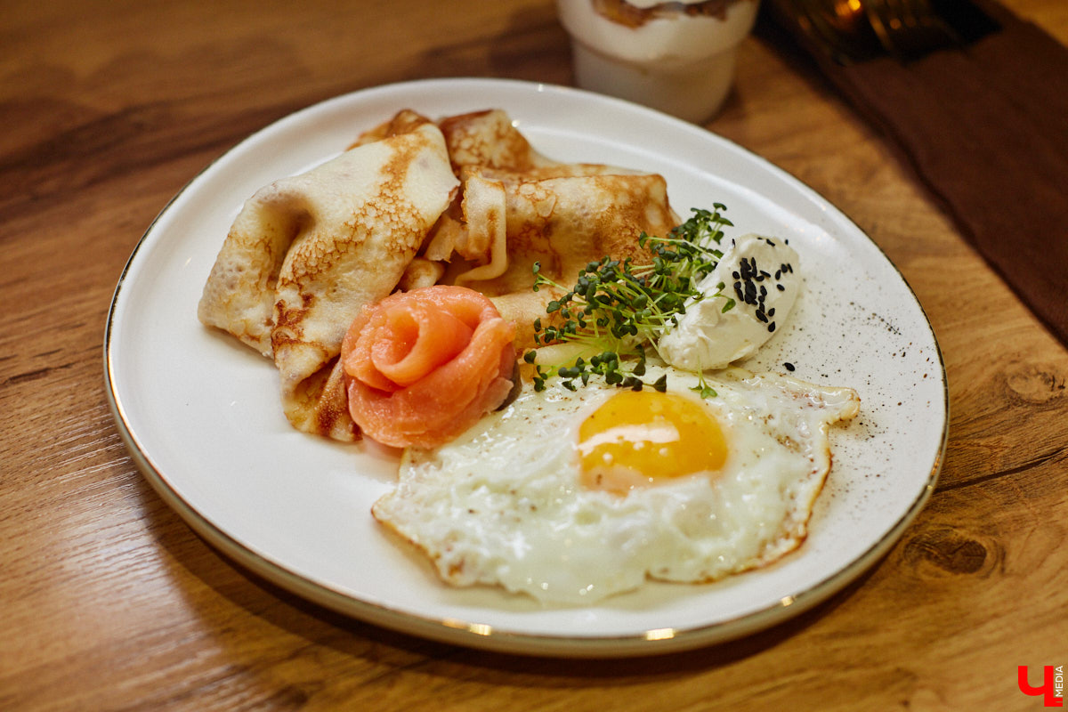 Владимир — город, который регулярно радует жителей и гостей новыми интересными открытиями. Что особенно приятно, в нем появляются современные заведения, где можно комфортно провести время с детьми. Такое семейное кафе «Мэри Поппинс» находится в самом центре Владимира. В формате kid-friendly* оно предлагает гостям не только вкусную еду и развлечения для маленьких посетителей, но и приятные впечатления от отдыха в кругу родных и близких.