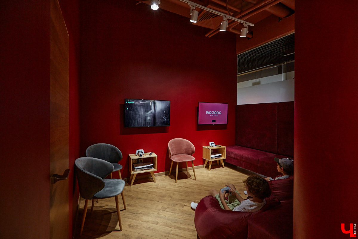 Владимир — город, который регулярно радует жителей и гостей новыми интересными открытиями. Что особенно приятно, в нем появляются современные заведения, где можно комфортно провести время с детьми. Такое семейное кафе «Мэри Поппинс» находится в самом центре Владимира. В формате kid-friendly* оно предлагает гостям не только вкусную еду и развлечения для маленьких посетителей, но и приятные впечатления от отдыха в кругу родных и близких.