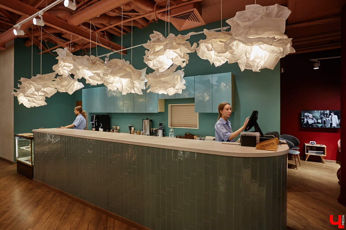 Владимир — город, который регулярно радует жителей и гостей новыми интересными открытиями. Что особенно приятно, в нем появляются современные заведения, где можно комфортно провести время с детьми. Такое семейное кафе «Мэри Поппинс» находится в самом центре Владимира. В формате kid-friendly* оно предлагает гостям не только вкусную еду и развлечения для маленьких посетителей, но и приятные впечатления от отдыха в кругу родных и близких.