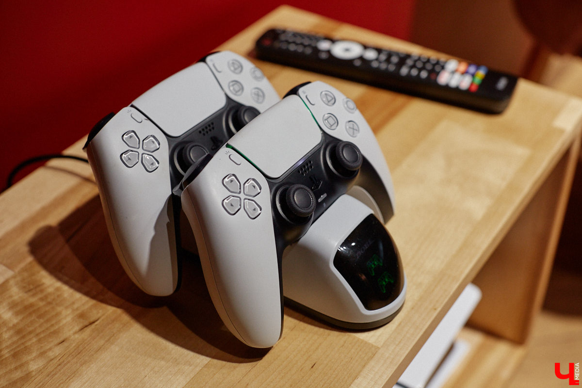 Владимир — город, который регулярно радует жителей и гостей новыми интересными открытиями. Что особенно приятно, в нем появляются современные заведения, где можно комфортно провести время с детьми. Такое семейное кафе «Мэри Поппинс» находится в самом центре Владимира. В формате kid-friendly* оно предлагает гостям не только вкусную еду и развлечения для маленьких посетителей, но и приятные впечатления от отдыха в кругу родных и близких.