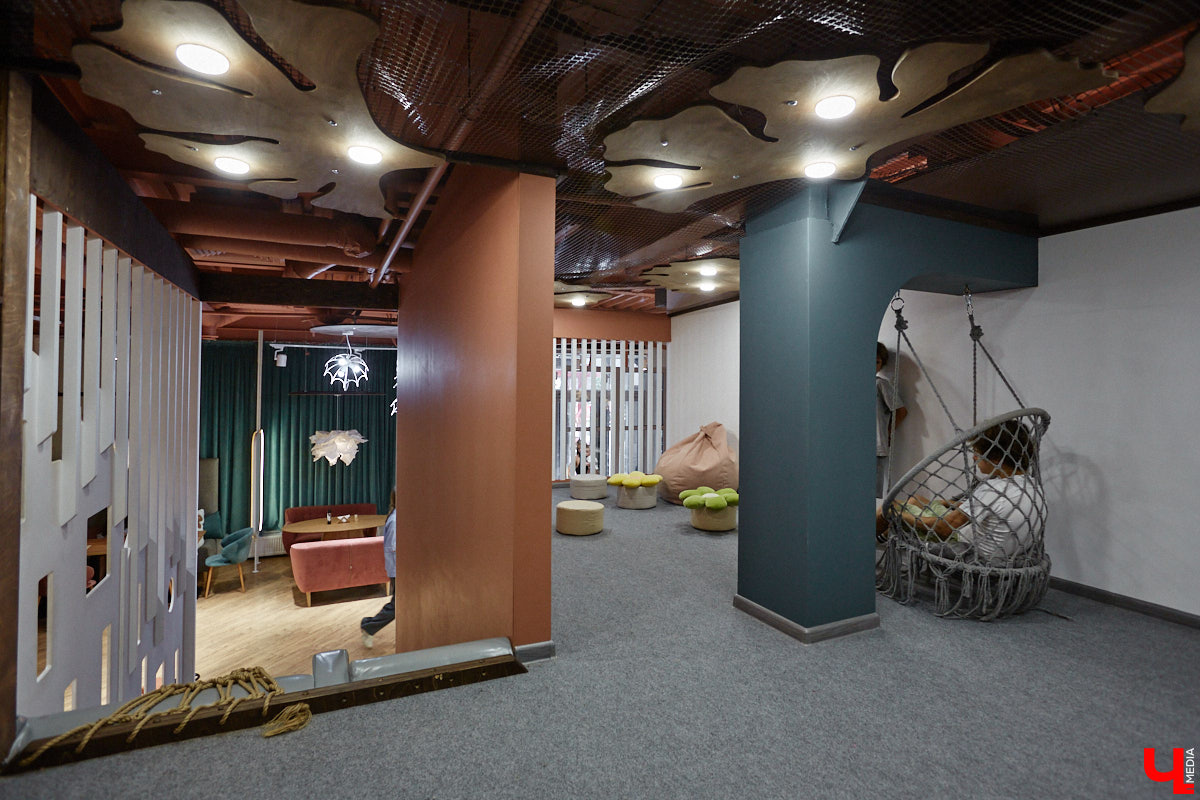 Владимир — город, который регулярно радует жителей и гостей новыми интересными открытиями. Что особенно приятно, в нем появляются современные заведения, где можно комфортно провести время с детьми. Такое семейное кафе «Мэри Поппинс» находится в самом центре Владимира. В формате kid-friendly* оно предлагает гостям не только вкусную еду и развлечения для маленьких посетителей, но и приятные впечатления от отдыха в кругу родных и близких.