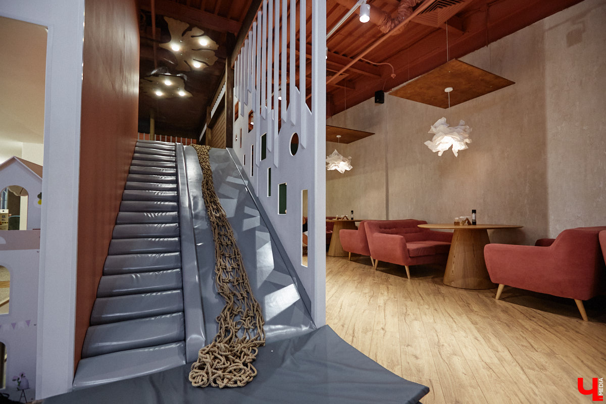 Владимир — город, который регулярно радует жителей и гостей новыми интересными открытиями. Что особенно приятно, в нем появляются современные заведения, где можно комфортно провести время с детьми. Такое семейное кафе «Мэри Поппинс» находится в самом центре Владимира. В формате kid-friendly* оно предлагает гостям не только вкусную еду и развлечения для маленьких посетителей, но и приятные впечатления от отдыха в кругу родных и близких.