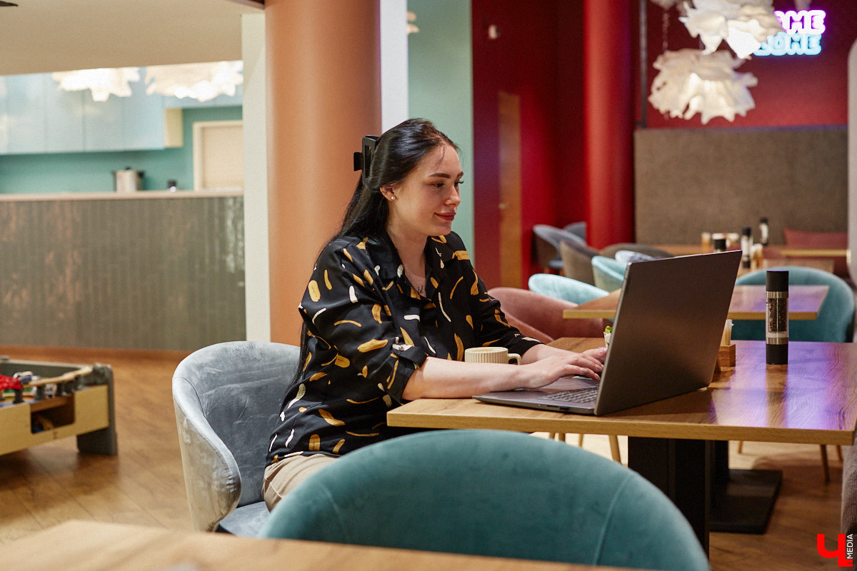 Владимир — город, который регулярно радует жителей и гостей новыми интересными открытиями. Что особенно приятно, в нем появляются современные заведения, где можно комфортно провести время с детьми. Такое семейное кафе «Мэри Поппинс» находится в самом центре Владимира. В формате kid-friendly* оно предлагает гостям не только вкусную еду и развлечения для маленьких посетителей, но и приятные впечатления от отдыха в кругу родных и близких.