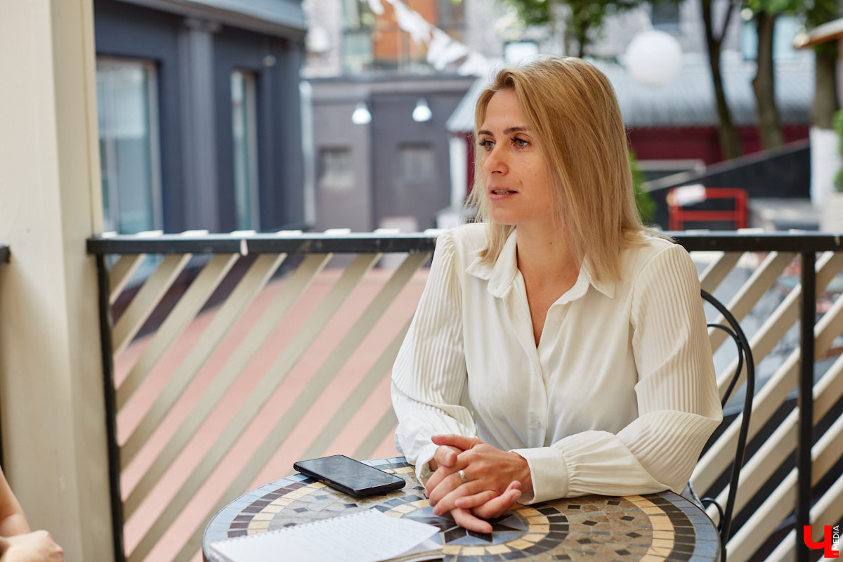 Жизненный путь сравним с книгой, а жанр может меняться по ходу развития сюжета. Мать шестерых детей Ольга Лапшина смогла оставить позади драму, написав для нее хеппи-энд. Эта хрупкая девушка бросила все, ушла от мужа-абьюзера, переехала с детворой во Владимир, где и обрела наконец внутреннюю гармонию.